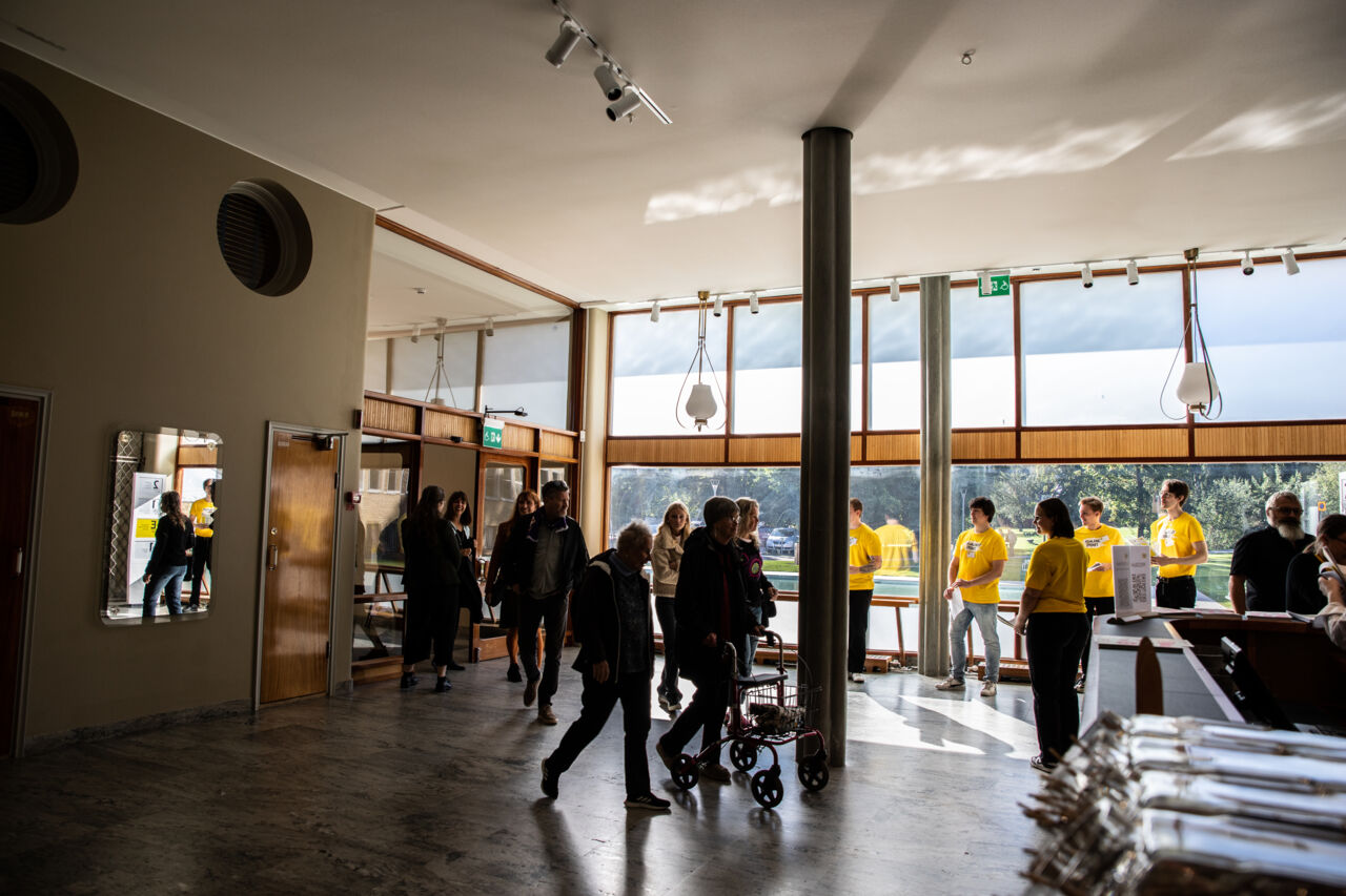 Bild tagen precis innanför entrén till Östergötlands museum.