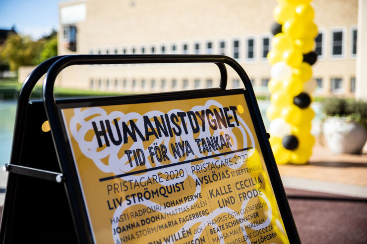 Närbild på affisch om Humanistdygnet. Skylten står utanför Östergötlands museum.